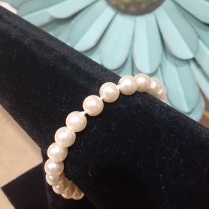 Handcrafted pearl bracelet